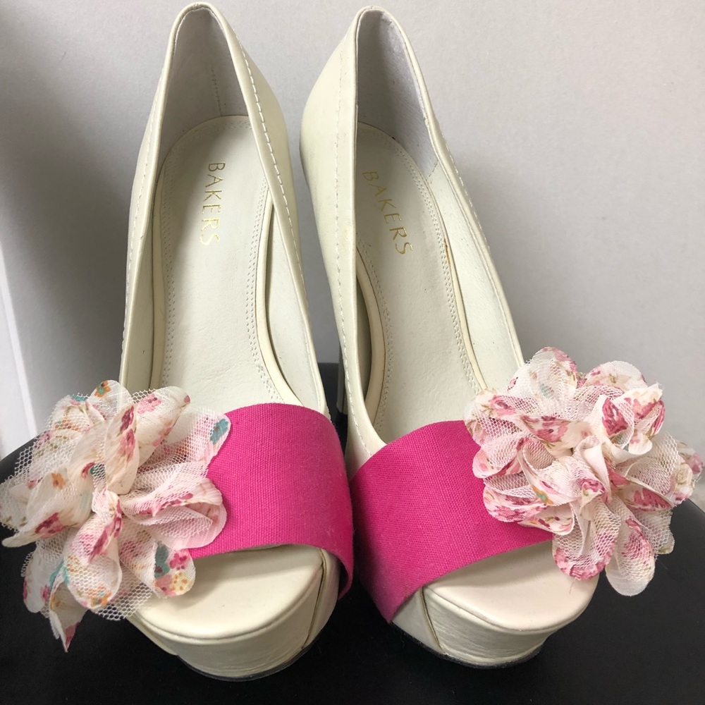 Off white peep toe sandal with flower size 7.5